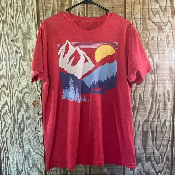 Mountain View Grapic Tee ⛰️☀️🌲 - Picture 1 of 2